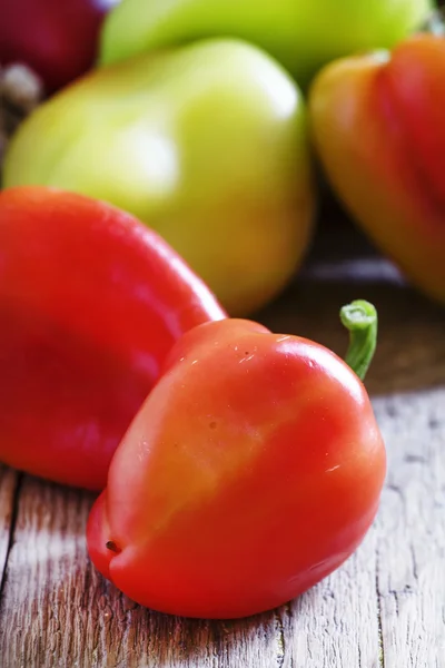 Red and green bell peppers — Stockfoto