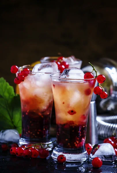 Alkoholhaltiga cocktail med kaffe likör, apelsinjuice och röda vinbär — Stockfoto