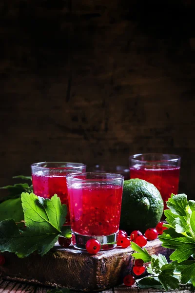 Красный коктейль из лаймовой смородины — стоковое фото