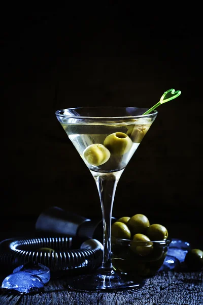 Martini seco com azeitonas — Fotografia de Stock