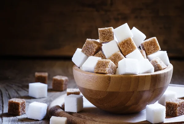 Cubos de azúcar blanco y moreno — Foto de Stock