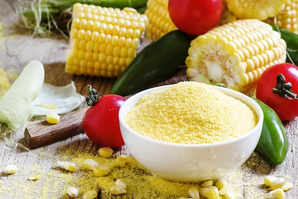 Mais zerkleinert Polenta in einer weißen Schüssel — Stockfoto