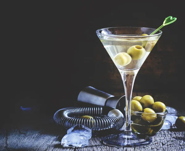 Dry martini with olives — Stock Photo, Image