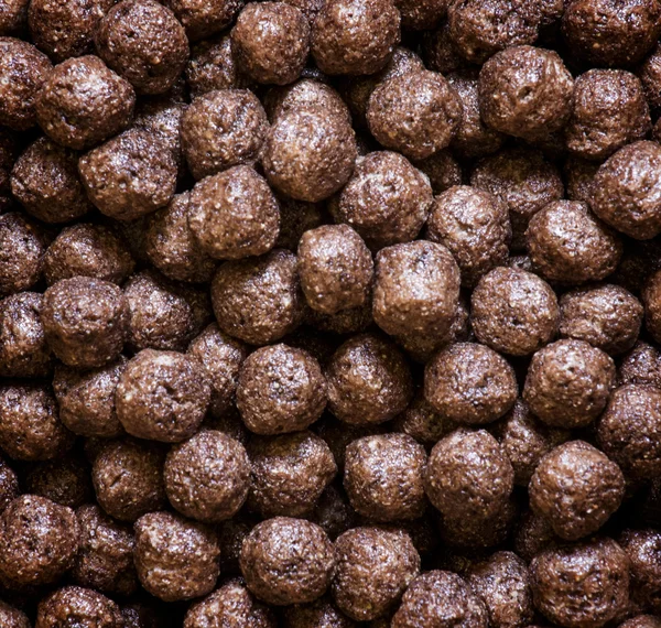 Шоколадные шарики на завтрак в миске — стоковое фото