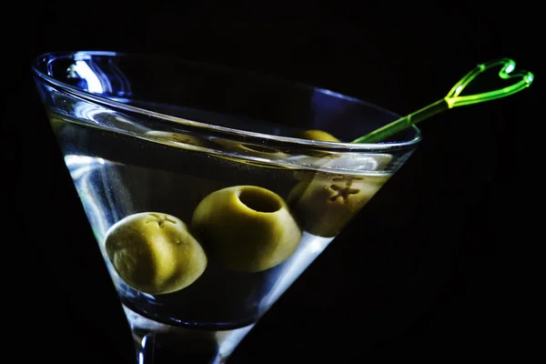 Droge martini met olijven — Stockfoto