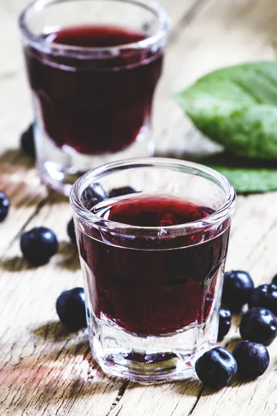 Hausgemachter Likör aus Aronia — Stockfoto