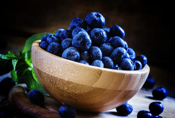 Blueberries in bowl, wooden background — Stock Photo, Image