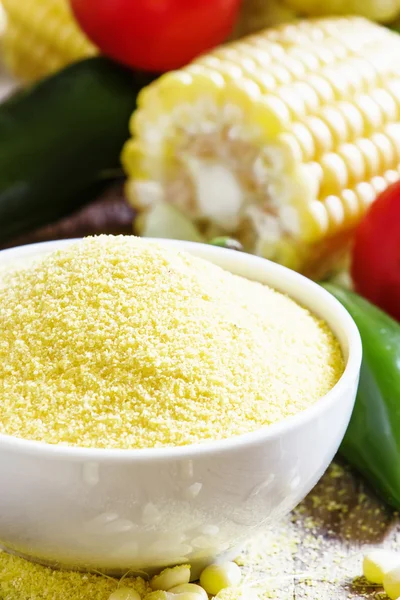 Grãos de milho polenta em uma tigela branca — Fotografia de Stock