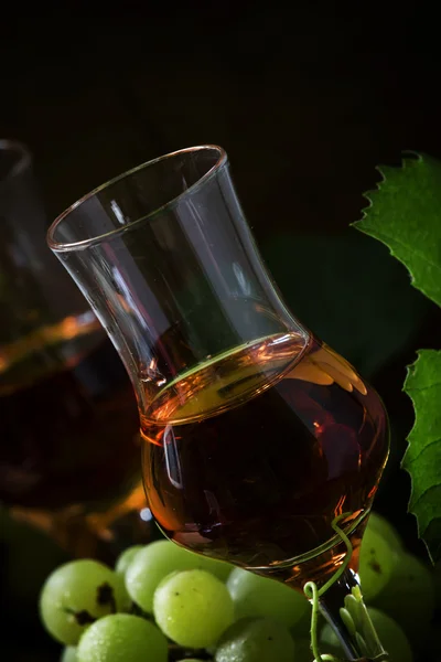 Gele grappa, Italiaanse wodka in traditionele shot glazen — Stockfoto