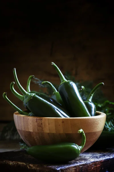 Grüne brennende mexikanische Jalapeño-Paprika in Schüssel — Stockfoto