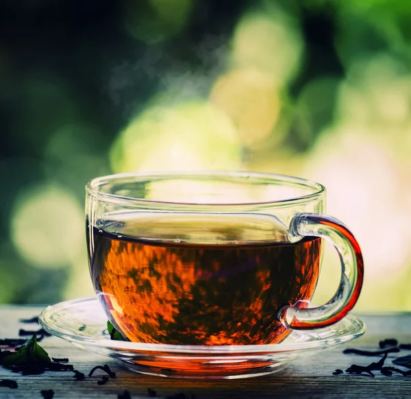 Taza de té negro en la ventana abierta — Foto de Stock