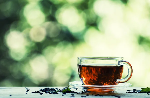 Tasse schwarzen Tee auf dem offenen Fenster — Stockfoto