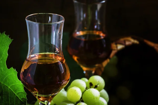 Sárga grappa, hagyományos olasz vodka shot szemüveg — Stock Fotó