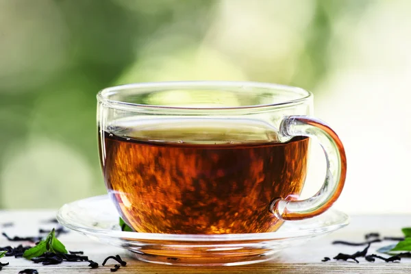 Tasse schwarzen Tee auf dem offenen Fenster — Stockfoto