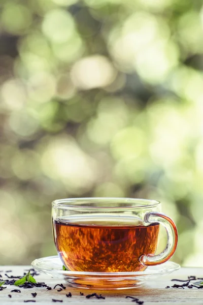 Tasse de thé noir sur la fenêtre ouverte — Photo