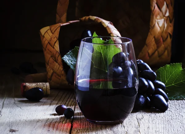 Vino tinto seco sobre una mesa — Foto de Stock