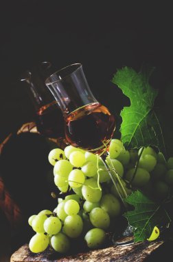 Sarı grappa, geleneksel İtalyan votka gözlük vurdu.