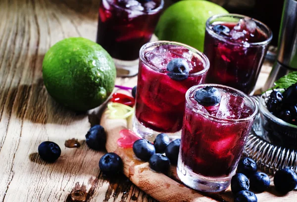 Maroon alkoholhaltiga cocktail med blåbär — Stockfoto