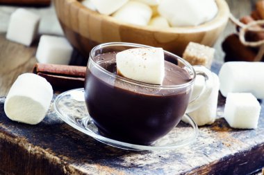 Çikolata marshmallow ile bir cam fincan 