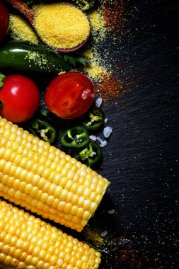 Meksika yemeği, baharatlar ile ızgara mısır  