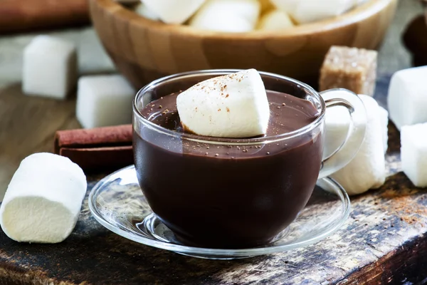 Chocolate en una taza de vidrio con malvaviscos — Foto de Stock