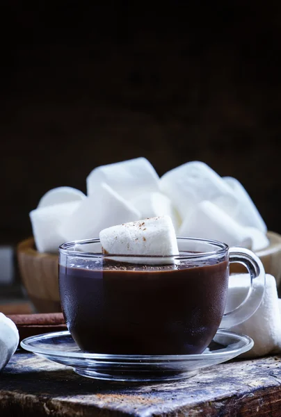 Chocolate en una taza de vidrio con malvaviscos —  Fotos de Stock