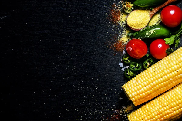 Mexicaans eten, maïs op de grill met kruiden — Stockfoto