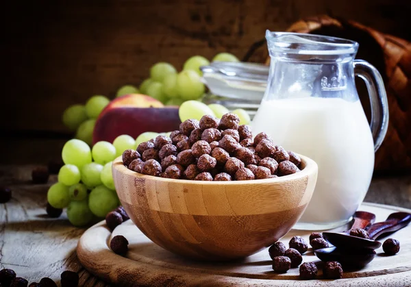 Desayuno dulce: bolitas de cereales, leche, fruta — Foto de Stock
