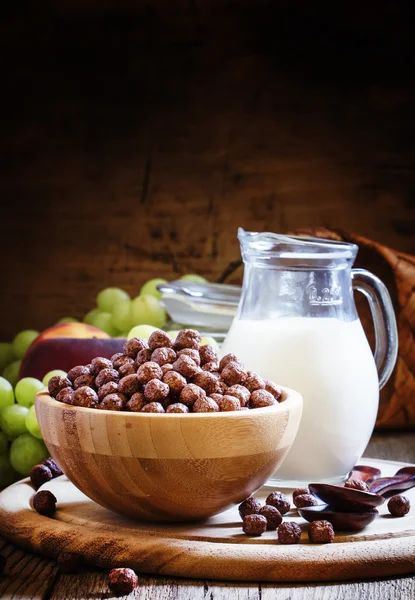 Słodkie śniadanie: kulki zbóż, mleka, owoców — Zdjęcie stockowe
