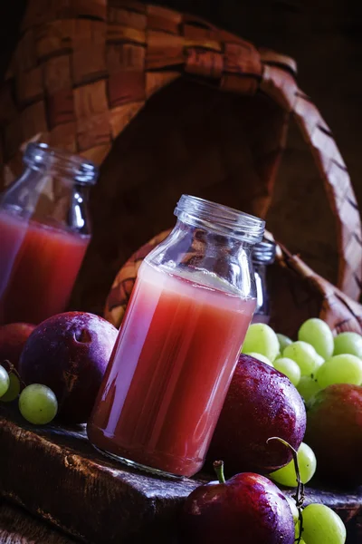 Сок, нектар сладких слив и винограда — стоковое фото