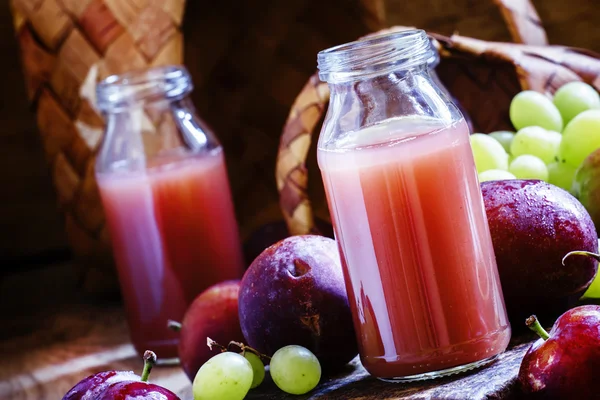 Succhi di frutta, nettare di prugne dolci e uva — Foto Stock