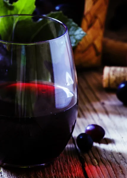 Wytrawnego czerwonego wina na stole — Zdjęcie stockowe