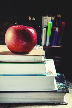 Okul kitapları ahşap arka plan üzerinde