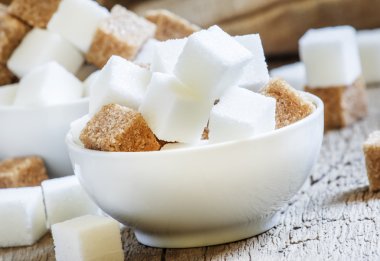 Beyaz ve şeker kamışı bir porselen kase