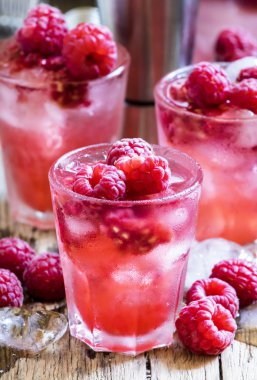 Taze ahududulu alkollü kokteyl