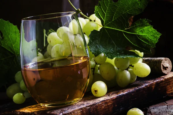 Вино и виноград, старомодный натюрморт — стоковое фото