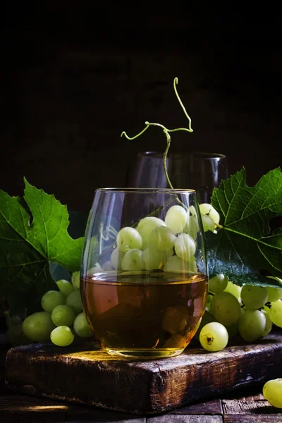 Wein und Trauben, altmodisches Stillleben — Stockfoto