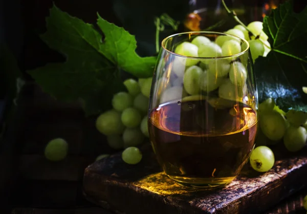 Wein und Trauben, altmodisches Stillleben — Stockfoto