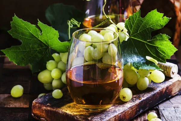 ワインとブドウ、昔ながらの静物 — ストック写真