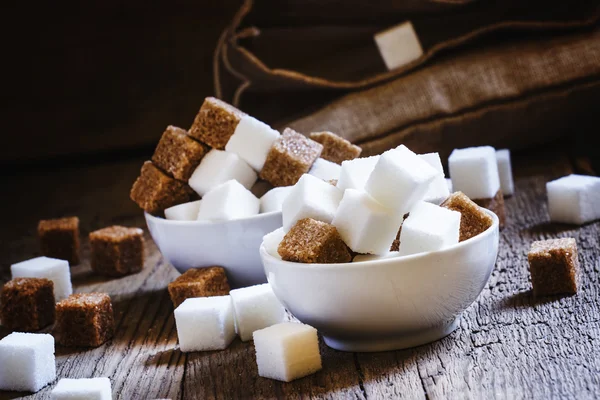 Azúcar blanco y de caña en cuencos de porcelana — Foto de Stock