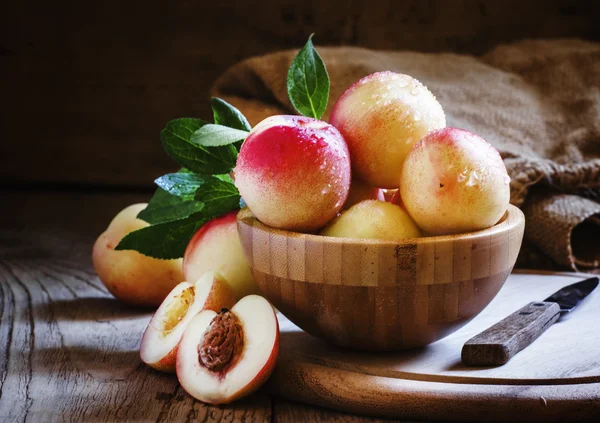 Small uzbek nectarines, vintage rustic background — Stock Photo, Image