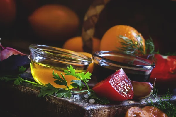 Zdravé jídlo: rajčata, bylinky, mořská sůl, olivový olej, balzamikový ocet — Stock fotografie