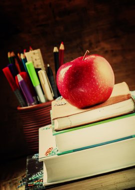 Okul kitapları ahşap arka plan üzerinde