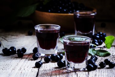 Etanol siyah dağ kül üzerinden üzerinde güçlü alkollü tentür