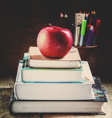 Okul kitapları ahşap arka plan üzerinde