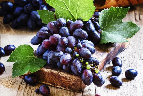老木桌上的蓝色葡萄 — 图库照片