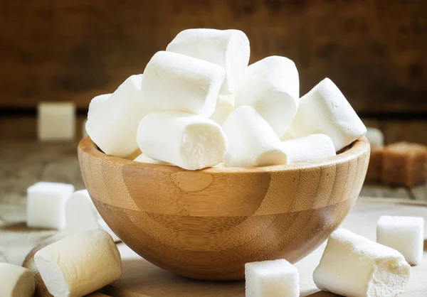 Grote marshmallows in een houten kom — Stockfoto