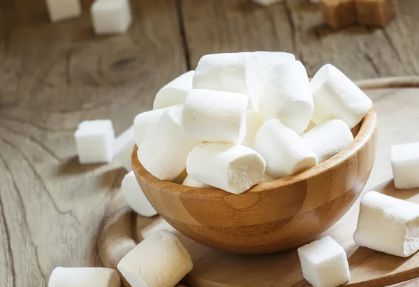 Grote marshmallows in een houten kom — Stockfoto