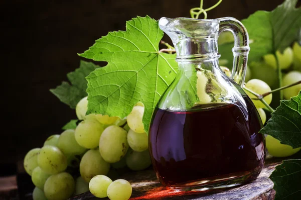 Wijnazijn in een glazen kan — Stockfoto