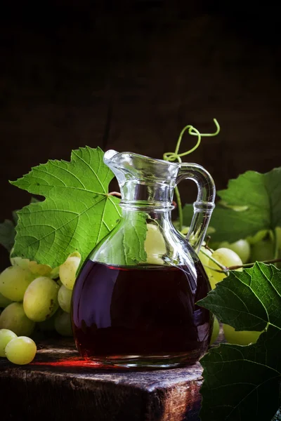 Vinagre de vinho em um jarro de vidro — Fotografia de Stock